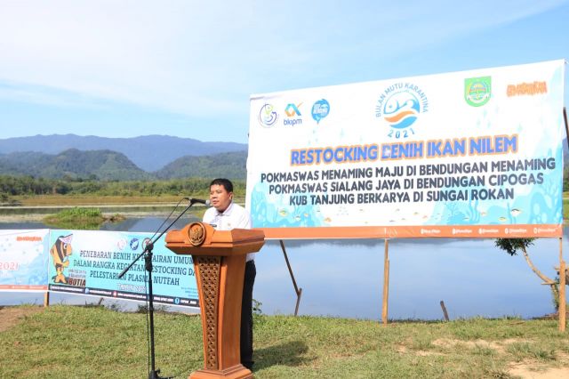 Bulan Mutu Karantina 2021, Plh Bupati Bersama KIPM Pekanbaru Tabur 150 Ribu Benih Ikan Nilem Di Bendungan Menaming