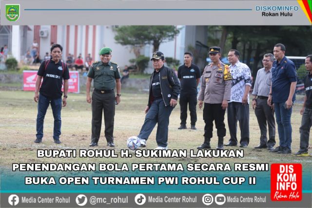 Bupati Rohul H.Sukiman Lakukan Penendangan Bola Pertama Secara Resmi Buka Open Turnamen PWI Rohul Cup II