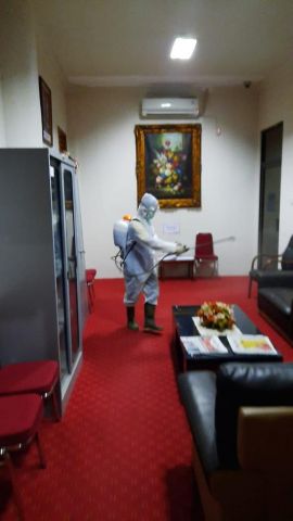 Melalui Intruksi Bupati, Dinas Kesehatan Lakukan Penyemprotan Desinfektan Di Kantor Sekretariat Daerah Rokanhulu