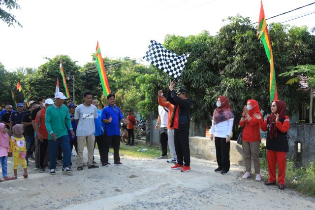Resmi Dilepas Wabup Rohul, Ribuan Masyarakat Dayo Antusias Ikuti Gerak Jalan Santai Peringati HUT Ke 77 RI
