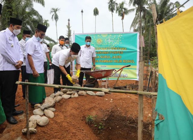 Peletakan Batu Pertama Pembangunan Asrama Ponpes Aswaja Nurul Jadid, Bupati Sukiman Berikan Bantuan 25 Juta Rupiah 