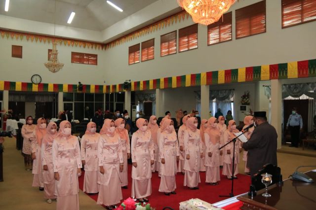Ketua DPRD Rohul Resmi Lantik Pengurus IKKD Dewan Periode 2019 - 2024