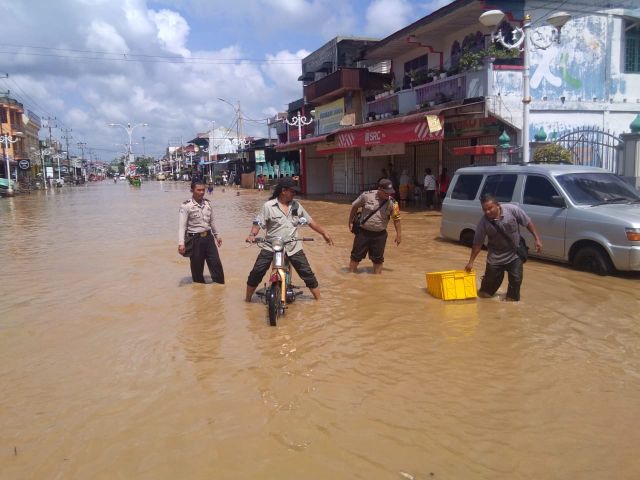 Banjir Genangi Rohul, Jalan Lintas Riau Terputus