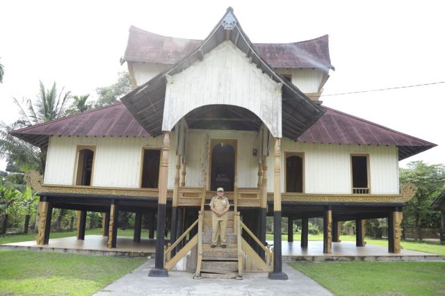 Usai Kunker, Bupati H. Sukiman Tergugah Singgah Lihat Peninggalan Bersejarah Istana Raja Rokan