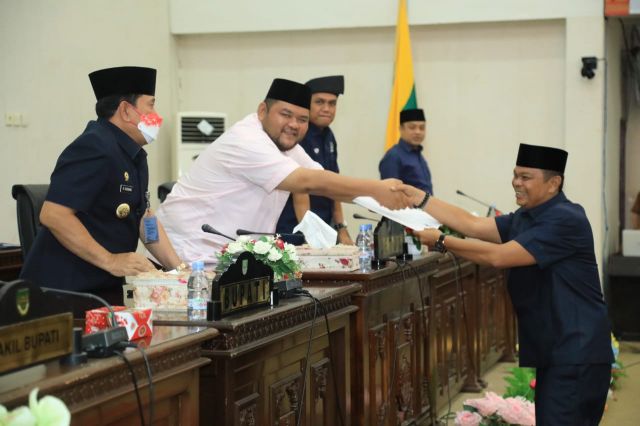 Bupati H. Sukiman Hadiri Rapat Paripurna tentang Penyampaian Hasil Reses Anggota DPRD Rohul