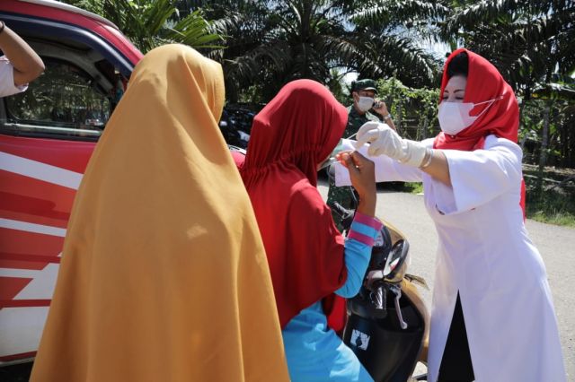 Ketua PMI Bersama Pemerintah Rohul Lakukan Giat Pembagian Masker Guna Antisipasi dan Pencegahan Covid 19