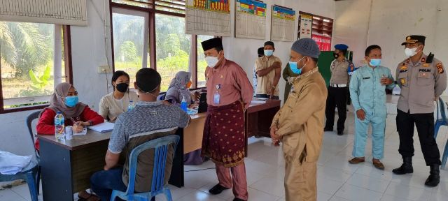 Kunker Perdana Ke Desa Pasca Dilantik, Bupati H. Sukiman Tinjau Pelaksanaan Vaksinasi di Desa Pasir Agung