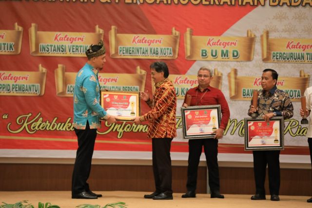 Ajang Penganugerahan KI Riau Award, Perumda Rokan Hulu Jaya Dapatkan Penghargaan Dengan Peringkat Cukup Informatif