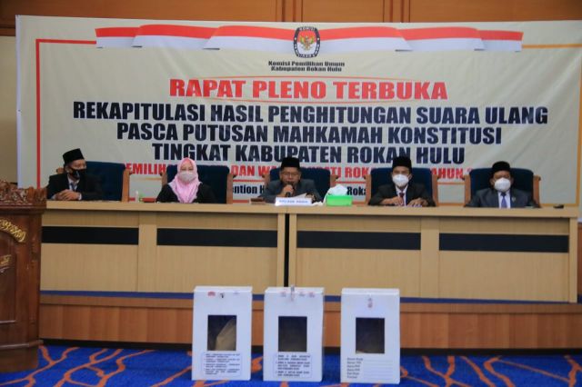 KPU Pleno Rekapitulasi Hasil PSU Pilkada 2020 Rohul, Pasangan H.  Sukiman-H.  Indragunawan Unggul