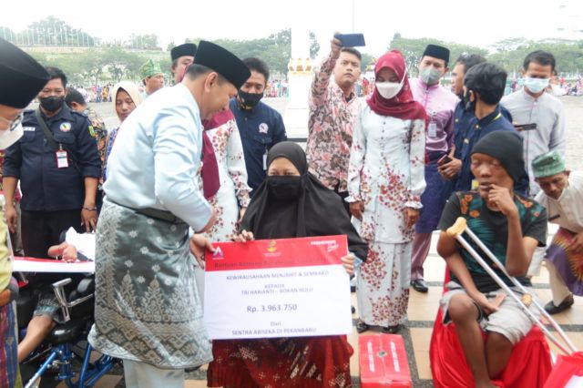 HUT Riau ke 65, Wabup Rohul Salurkan Bantuan Bagi Penyandang Disabilitas