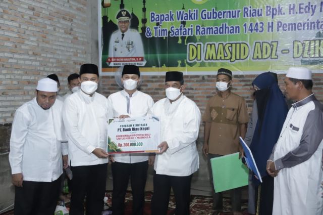 Safari Ramadhan Pemprov Riau ke Rohul, Wagubri Puji Program Hafidz Qur’an dan Serahkan Bantuan BRK untuk Pembangunan Masjid Adz Dzikra Ujung Batu