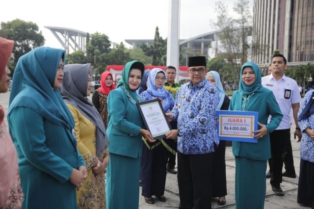 Kado Hari Ibu Ke-91, Ketua TP PKK Rohul Terima Penghargaan Juara I Lomba P2WKSS dan Juara III KSI Tingkat Riau 
