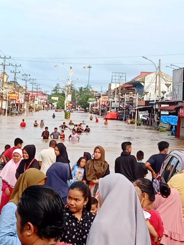 Camat Rambah Bersama TNI Dan Polri Dan BPBD Lakukan Penyisiran Warga Terkena Banjir