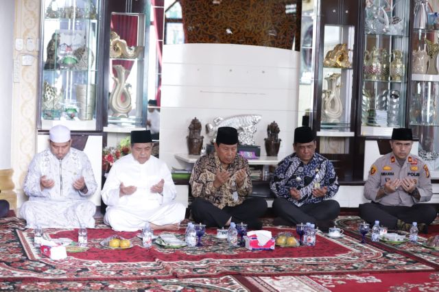 Wujud Belasungkawa, Bupati H. Sukiman bersama Pejabat Eselon II Kunjungan Takziah atas Wafatnya Isteri Ketua DPH LAMR Rohul