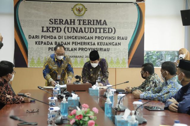 LKPD Tahun 2021 Telah Diserahkan Secara Langsung Oleh Bupati Rohul H.Sukiman Ke BPK Perwakilan Prov.Riau