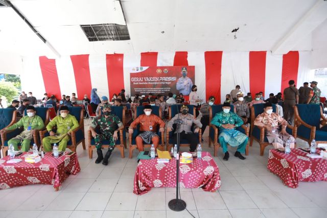 Wakil Bupati Rohul Ikuti Vidcon Bersama Kapolri Serta Melakukan Peninjauan Vaksinasi Masal