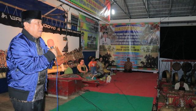 Bupati Rohul H.Sukiman Menyaksikan Pagelaran Wayang Kulit Dalam Rangka Hut Desa Pasir Agung Ke-39